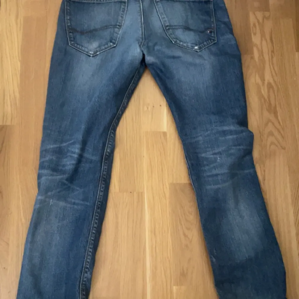 Skit snygga jeans, passar 180 och har slitningar fram. Passar bra och slim. Farkut & Housut.