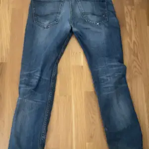 Skit snygga jeans, passar 180 och har slitningar fram. Passar bra och slim