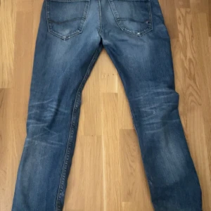 Jeans  - Skit snygga jeans, passar 180 och har slitningar fram. Passar bra och slim