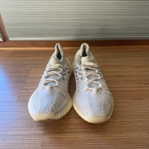 Yeezy 350 v2 CMPCT Cream - Skorna är nästan nya och har bara använts några få gånger. Låda och alla papper ingår. Storlek 44 2/3, men passar bra för storlek 44 eftersom Yeezys rekommenderas en storlek större. Priset kan diskuteras