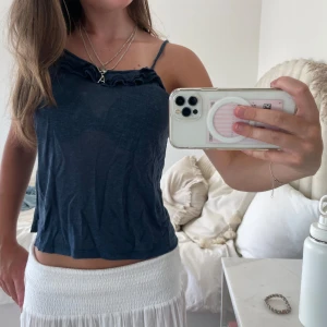 Marinblå topp Massimo Dutti  - Supersöt topp med blommor vid halsen från Massimo Dutti!