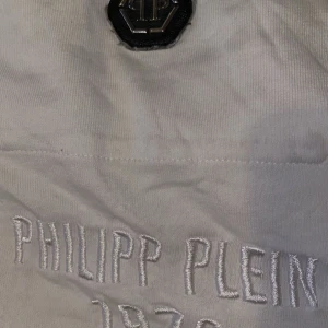 PHILLP PLIEN    T-shirt - PHILLP PLIEN  T-shirt vit bra skick några månader använd 