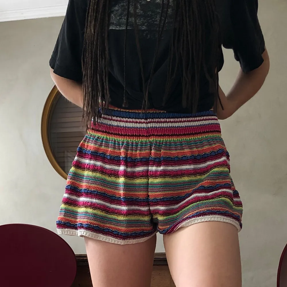 Mysiga stickade sommar shorts med inslag av olika färger. Hög stretchig midja Kommer passa S/M. Shortsit.