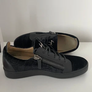 Giuseppe Zanotti Skor - Skit najs skor, perfekt skick. Storlek 41, passar även 42 . Dustbag och skor kommer med. Hör av er vid frågor!🤩