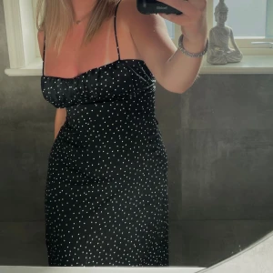 Prickig klänning - Säljer min prickiga klänning från zara! Är som i nytt skick🖤🥰perfekt inför fester 🥰och andra tillfällen!  Storlek S