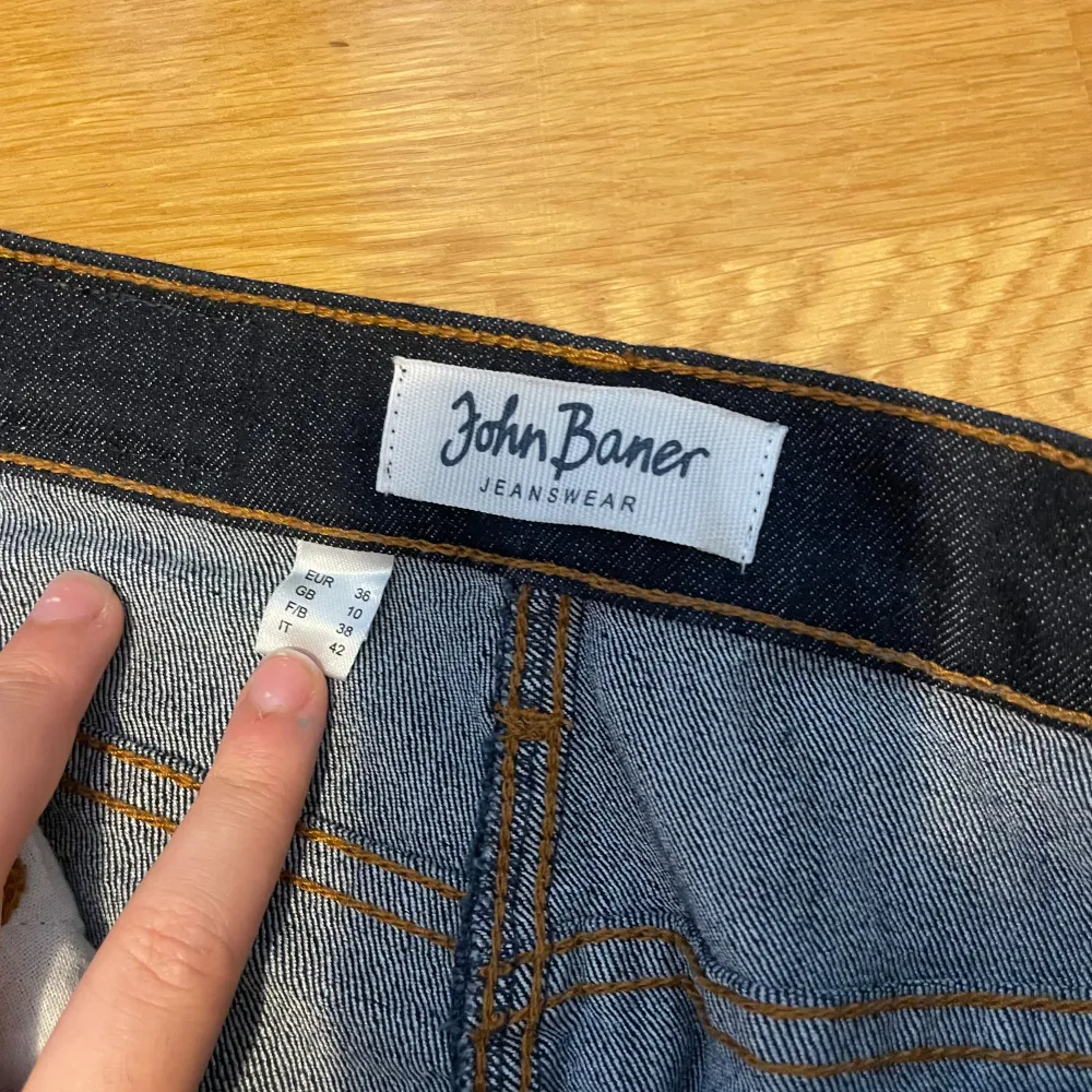 mid waist flared jeans i mörkblått. endast använd en gång. säljer pga de är för stora på mig. passar storlek S/M. Jeans & Byxor.