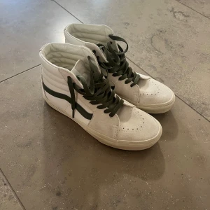 Vans  - Vita vans med mörkgröna detaljer. Använda 1 gång, nyskick. 