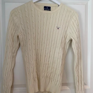 Gant - Fin kabelstickad tröja från Gant, fint skick, inga fläckar 