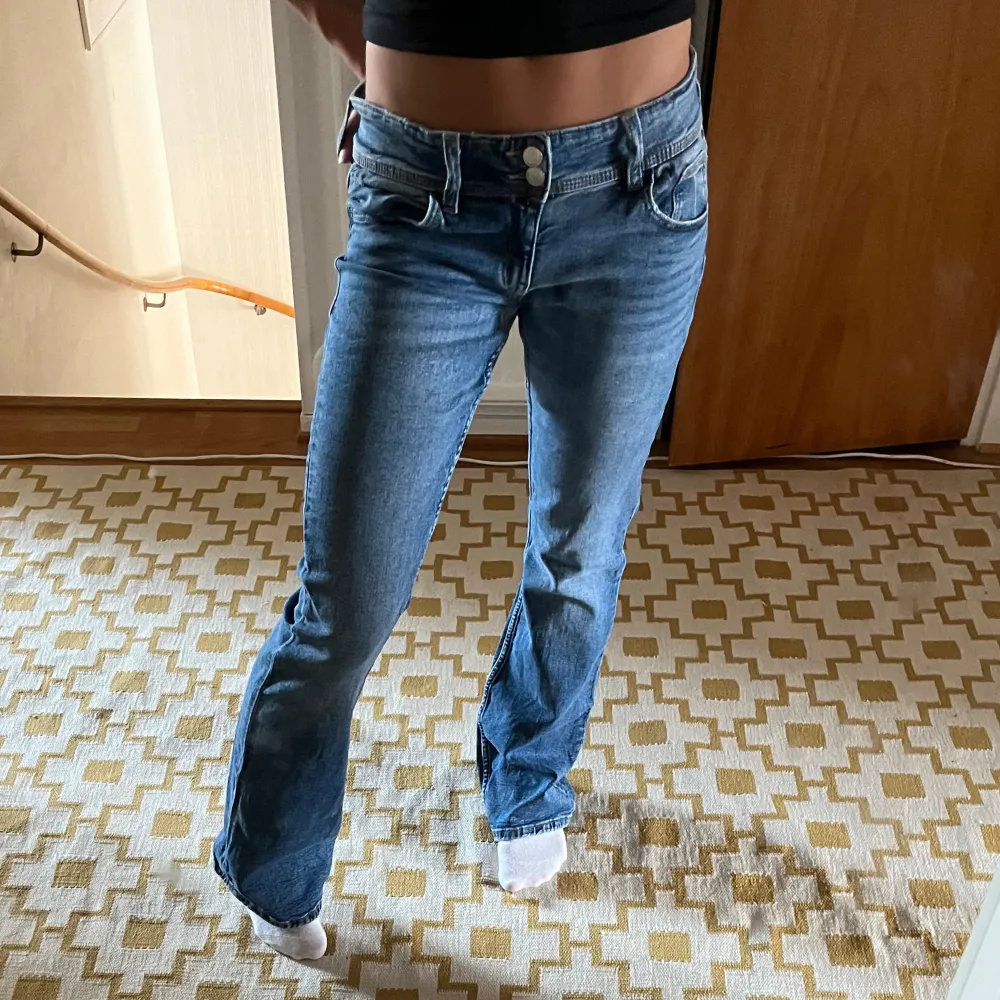 Fina low waisted bootcut jeans från Gina young. Storlek 164 men passar även xxs/xs 💕💕. Jeans & Byxor.