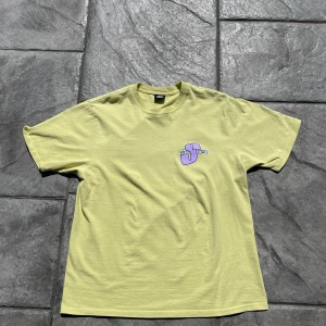 Stussy t-shirt - Tjena säljer en riktigt snygg stussy t-shirt. 110% äkta digitalt kvitto finns. Skick:8/10 Storlek: M Om du har några frågor, funderingar eller vill ha fler bilder är det bara att skriva till mig.