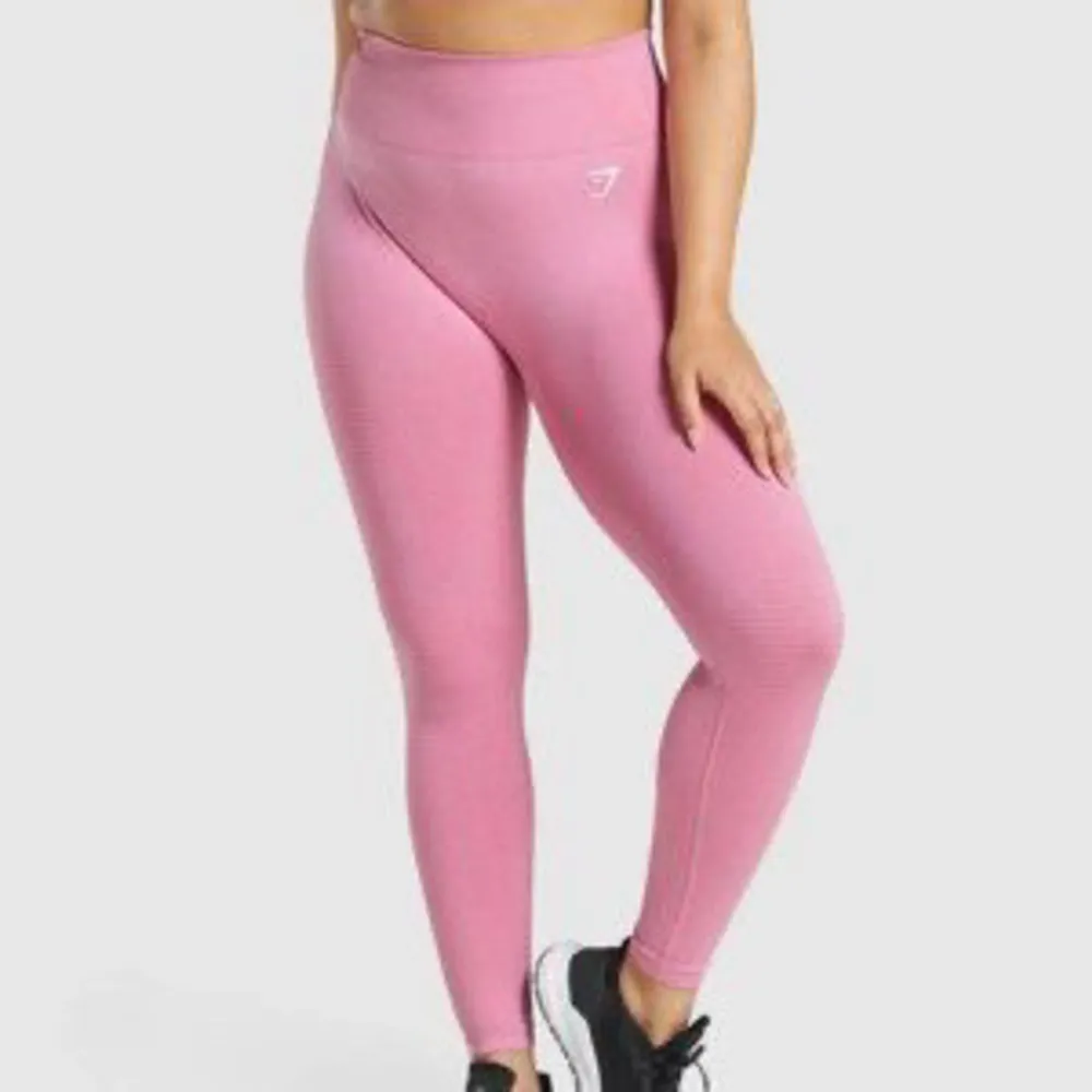 Säljer dessa rosa träningstights från gymshark i storlek small. Använd ett par gånger, men är i bra skick🌸. Sportswear.