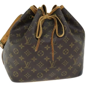 Louis Vuitton Petit Noe - Härligt Louis Vuitton Noe! Har blivit go-to-väskan för alla skandinaviska tjejer med goda skäl då den är tidlös, har en klassiskt vacker design och passar alla tillfällen.