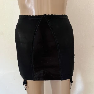 Shapewear höfthållare retro vintage 40-tal 50-tal 60-tal rockabilly pinup raggare burlesk  - En lagning finns. Saknas ett ”knäppe”. Uppskattningsvis storlek S.