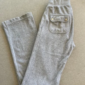 Juicy couture byxor - Säljer ett par snygga juicy couture byxor i grå. Skulle söga att skicket på dom är 7/10, kommer inte till användning