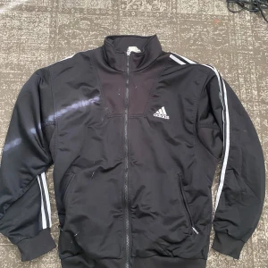 Adidas tröja använder inte längre  - Bra skick inte så sliten 
