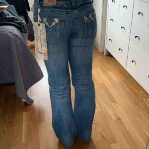 Low waist bootcut jeans  - Säljer dessa jättesnygga och trendiga jeans då jag har ett par precis likadana Midja: 40cm Höft: 50cm Innerbenslängd 86cm Hör av er för fler frågor! Pris kan diskuteras