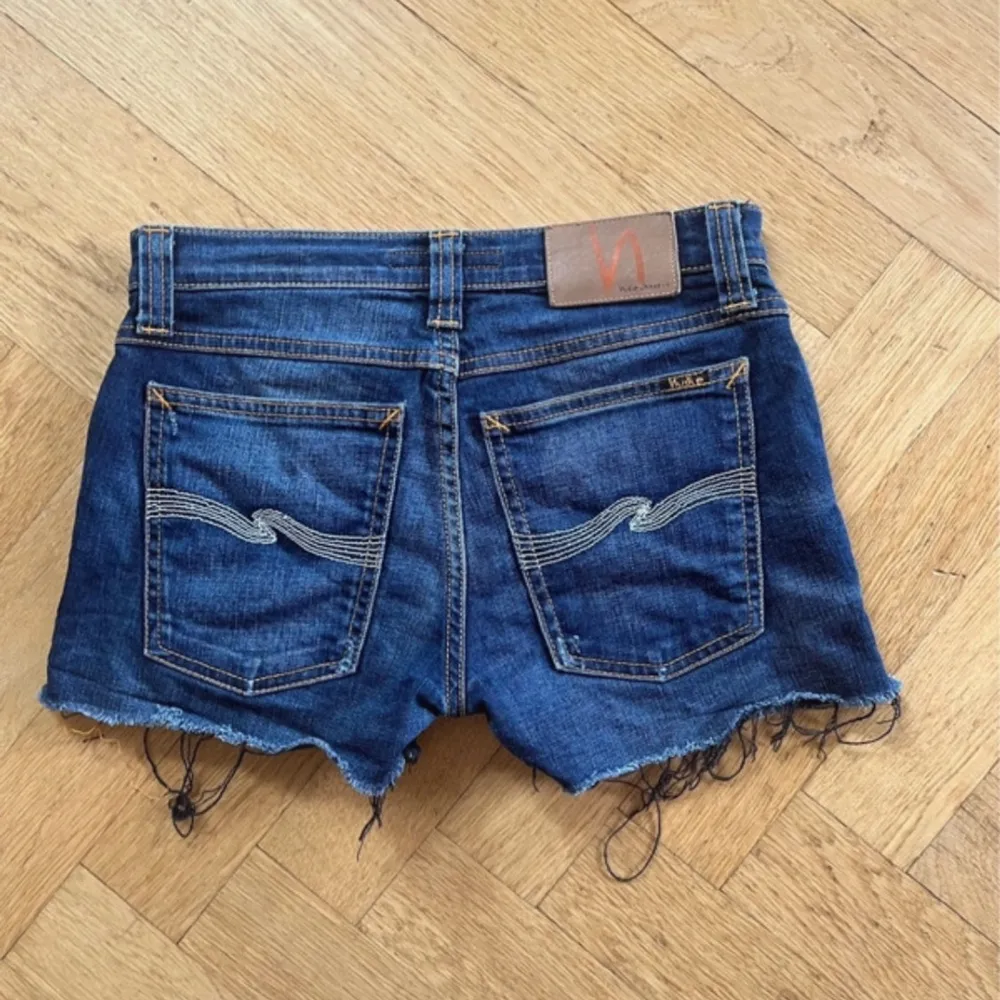 Säljer mina lågmidjade shorts då de tyvärr är försmå på mig nu. Jättefin ficka. Skulle säga att de passar en Xs. Shorts.