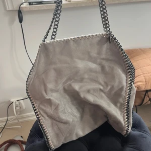 Jätte söt stor väska.  - Aldrig använd och köptes på Vinted. Vet inte vart den är ifrån den är inte äkta. Klicka inte köp dirket!! Pris kan diskuteras 