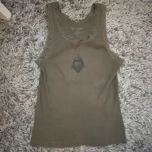  Spetslinne - Mörkgrönt spetslinne från Brandy Melville. Sparsamt använd. Skriv till mig om ni har frågor om plagget!