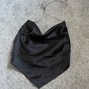 Topp  - Köpte den från Gina för 2 år sen, har använt den på en fest bara. Den är skit fin och man knyter den med banden bakom ryggen. Fler bilder, kontakta mig💓