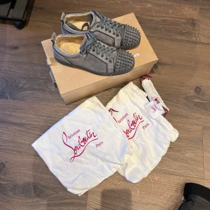 Christian Louboutin Skor - Loubs i utmärkt skick, kommer med box, dustbags, extra skosnören och extra spikar. Storlek 41 passar 41,5 - 42. Nypris 9500 mitt pris 4000kr men tar emot rimliga bud! Över 70 refs från nöjda kunder finns, bara att skriva vid frågor eller funderingar!