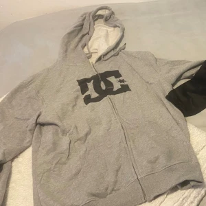 DC zip up  - säljer för att den är alldeles för stor och lång för mig. Köpte den i storlek S men den sitter mer som en L 