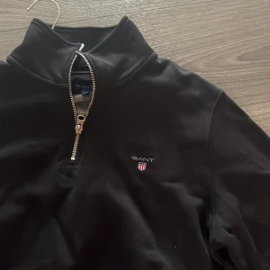 Half zip gant - En snygg halv zip i storlek M. Knappt använd men säljer för att den inte går till användning. Pris går att diskutera vid snabb affär 