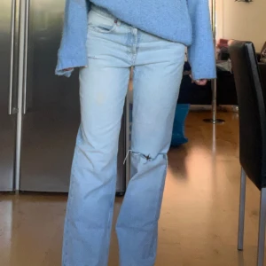 Zara jeans  - Lågmidjade jeans från Zara! Storlek 40 men passar även 38. Har sprättat upp längst ner på benen så dom är längre, passar mig som är 173!💖💖