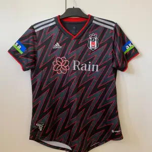 Fotbollströja i storlek m den är för tjejer och jag köpte utan att veta det. Den är äkta och köpt från besiktas clubstore i Istanbul. Mycket fin och har många detaljer.