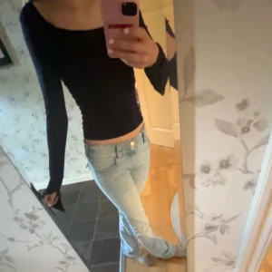 Marinblå tröja med slits - Söt långärmad tröja som inte kommer till användning. den är knappt använd. Den är u-ringad och har en slits på båda armarna. 🩷