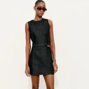 Jeansklänning zara - Sååå snygg och unik jeansklänning från zara som är slutsåld. Använd endast tre gånger. Älskar den men ska flytta utomlands och måste tyvärr sälja en del av mina kläder💞