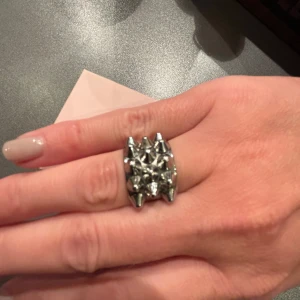 Edblad riny - Den är i storlek s som är ungefär 16-17 i mm. Knappt använd och jätte fint skick. Köpt för 400. Priset går att diskutera 