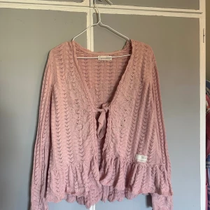 Kofta från odd Molly - Jättesöt kofta från odd Molly. Baby rosa färg. Köpt på Sellpy. Jättebra skick. Skriv för fler bilder eller för frågor💗💗