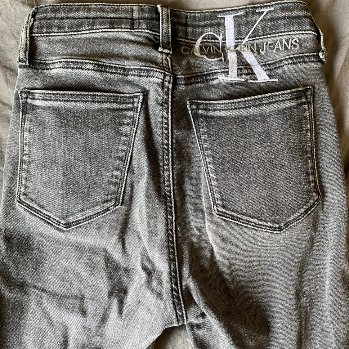 Grå raka Calvin Klein Jeans - 92