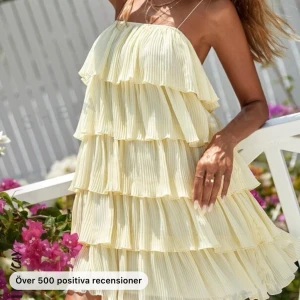 Populär klänning  - Säljer denna jättefina klänning då den inte passade mig. Färgen är jättefin! Endast testad