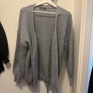 Stickad kofta från Shein i grå - Cardigan från shein, stickad grå, jättemysig men kommer ej till användning. Pris kan diskuteras, accepterar typ alla bud💖använd endast 1 gånf