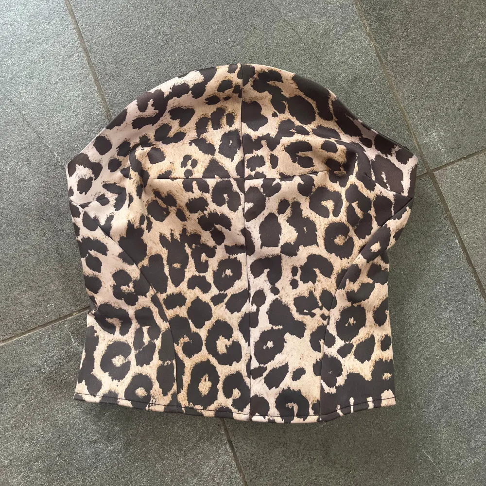 Leopardmönstrad korsett i S från Asos Design . Yläosat.