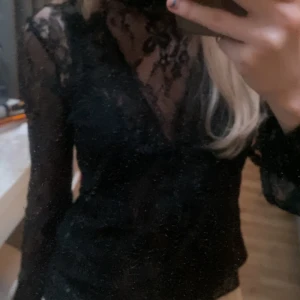 Långärmad spetströja  - Långärmad spetströja från NA-KD i storlek 36. Jättefin tröja i mycket bra skick. Den har öppningar på båda armarna (se bild 4) samt i ryggen (se bild 2 & 3)