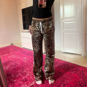 Leopardmönstrade Adidasbyxor  - Leopardmönstrade vida byxor från Adidas i S