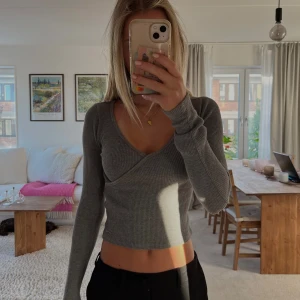 Söt tröja från Hollister! - En jättesöt grå tröja från Hollister. Storlek XS💕