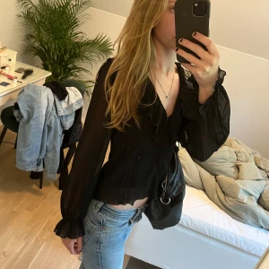 Zara blus svart - En svart zara blus i storlek XS i nyskick ❤️💋
