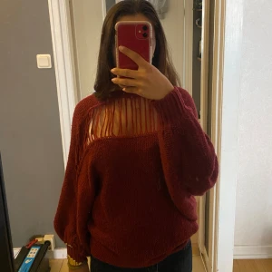 Miss sixty tröja med revor  - Super cool miss sixty tröja med revor på framsidan, går även att vända och ha revorna där bak. Säljer då den inte riktigt kommer till användning. 