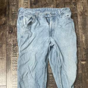 Säljer Levis baggy jeans Storlek 32:34 De har ett hål under skrevet på byxorna, samt lite sönder längst ner vid foten. Ny pris: 700kr