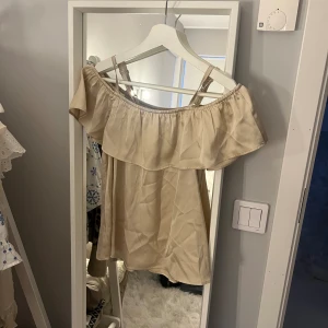 beige/ guldig blus lindex  - säljer min off shoulder blus från lindex barn i storlek 146-152😍men sitter som en xs ❤️