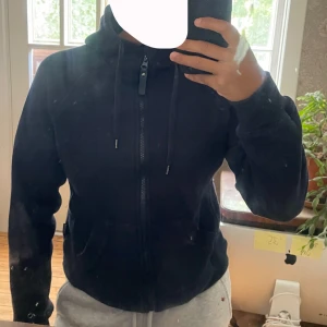 Zip hoodie  - Väldigt fin ziphoodie som knappt är använd! Väldigt bra skick! Köparen står för frakten📦