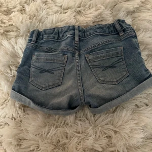 Super fina lågmidjade shorts - Dessa jättefina shorts har jag tyvärr växt ur. De är i jätte bra skick! 🥰