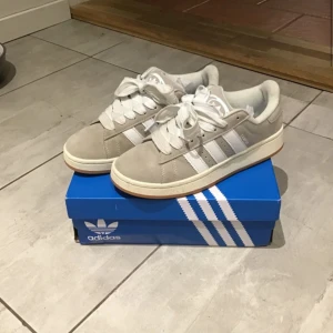 Gråa adidas campus 00 - Använd en gång men är inte riktigt min stil så kommer aldrig till användning längre. Det är jättebra skick de ser Inte ut att vara använda. Nypris 1200