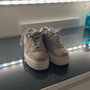 Arigato skor - Dom är jätte nya och knappt använda och jätte fina och inte alls slitna.dom är 38 men passar 37 också om inte ens 36 till och med!dom är jätte värda priset! Vi kan diskutera priset också! 