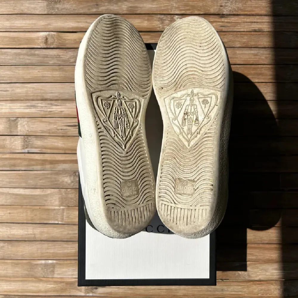 Säljer mina super feta gucci aces ”ace bee” || Skorna är i bra skick bara lite smuts på sulan || nypris: 7000kr mitt pris endast: 2200kr || Skriv gärna om ni har frågor👍😁. Kengät.