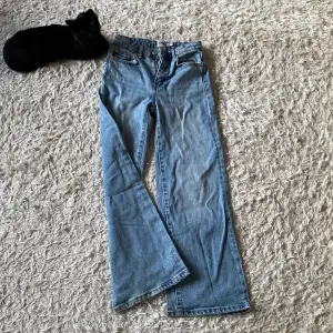 ljus blåa jeans. 157, st 140, bra skick, snygga, långa, högmidjade🫐 somriga💧 bra pris!🐬